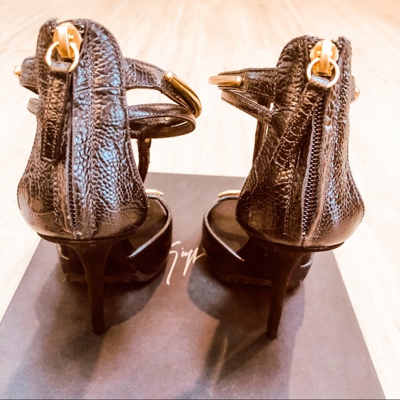 UNWORN Giuseppe Zanotti Black & Gold Pumps - Picture 3 of 8